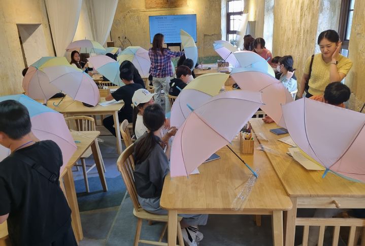 [고성(경남)=뉴시스] 신정철 기자= 경상남도고성교육지원청(교육장 이미숙)은 지난 23일 고성 관내 초등학생 29명, 초등교사 8명, 교육지원청 관계자 3명 등 총 40명이 참가한 가운데 '사제동행 고성 독서 문학기행'을 실시했다.사진은 참여학셍들이 우산책 만들기를 하고 있다.(사진=고성교육지원청 제공).2023.09.25. photo@newsis.com *재판매 및 DB 금지