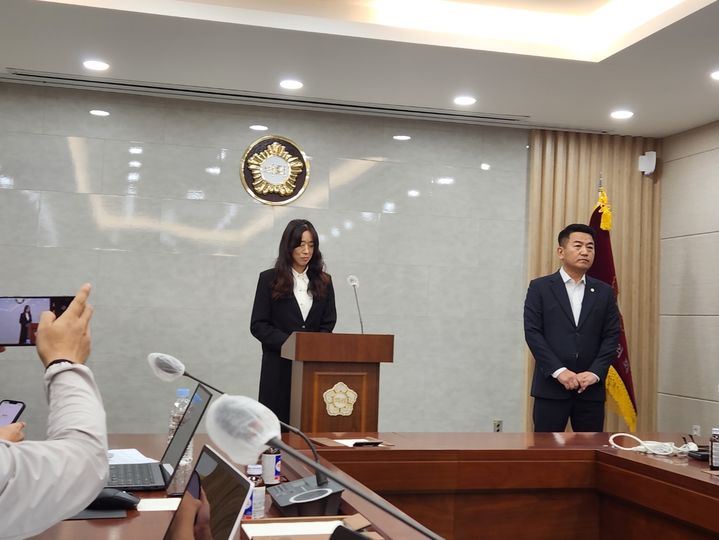 서원 논산시의회 의장의 부인 나형아씨가 25일 논산시의회에서 기자회견을 하고 있다. 2023. 09. 25 kshoon0663@newsis.com *재판매 및 DB 금지