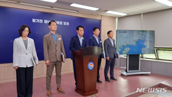 [창원=뉴시스] 홍정명 기자=경남도 김영삼 교통건설국장이 25일 오전 도청 프레스센터에서 오는 10월 4일 거제시 거제면 지역을 대상으로 시행하는 '수요응답형 대중교통플랫폼' 시범사업과 관련해 브리핑하고 있다.2023.09.25. hjm@newsis.com