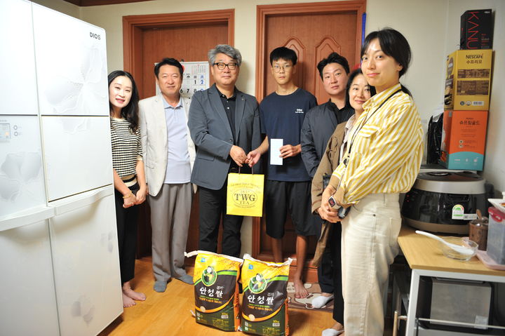 경기 수원서부경찰서 외사계와 수원서부 외사자문협의회가 불우 다문화 가정을 방문, 추석선물과 위로금을 전달했다. (사진=수원서부경찰서 제공) *재판매 및 DB 금지