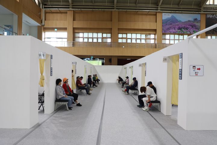 [산청=뉴시스] 방문객들이 혜민서 앞에서 진료를 기다리고 있다. *재판매 및 DB 금지