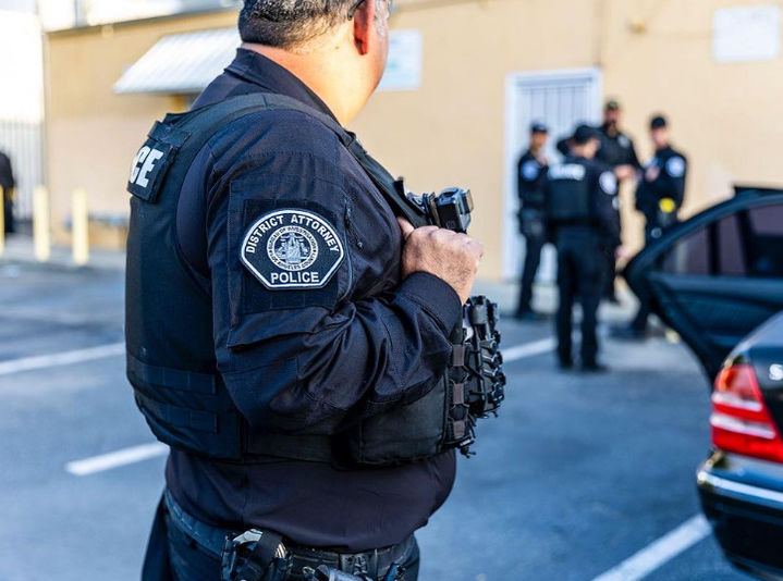 [서울=뉴시스] 미국 AP통신은 미국 캘리포니아주에서 납치당해 인질로 잡혔던 한 소년이 4일 만에 경찰에 구출됐다고 25일(현지시간) 보도했다. 사진은 캘리포니아주 로스앤젤레스 경찰의 사진으로 기사 본문과 무관. (사진= 로스엔젤레스 검찰청 인스타그램 갈무리) 2023.09.25 *재판매 및 DB 금지