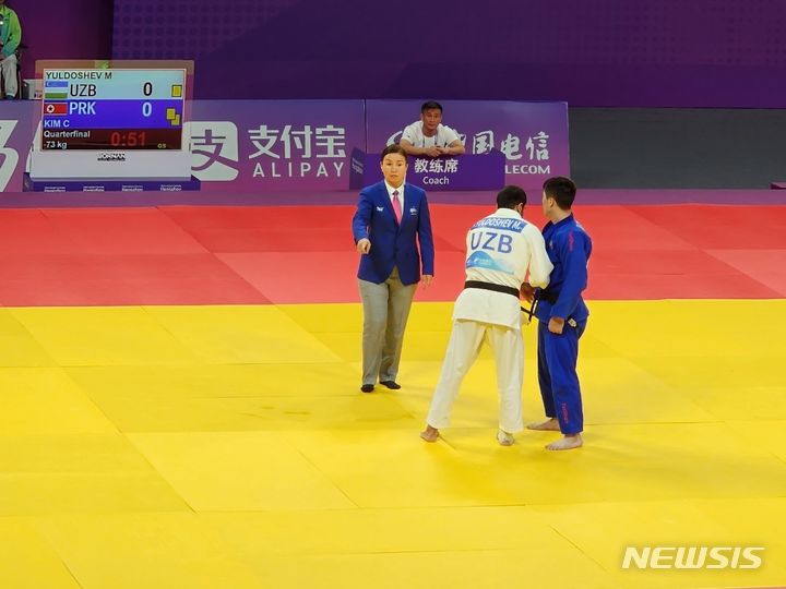 [항저우=뉴시스] 김주희 기자= 25일 중국 저장성 항저우 샤오산 린푸 체육관에서 열린 2022 항저우 아시안게임 남자 73㎏급 8강에서 율다셰프 무로존(우즈베키스탄)이 김철광(북한)에게 다가가 인사하고 있다. 2023.09.25.