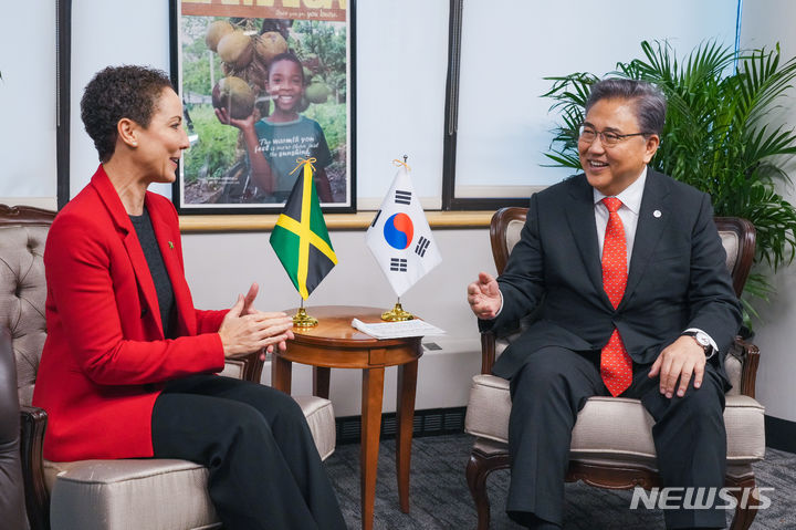 [서울=뉴시스]박진 외교부 장관은 23일(현지시간) 뉴욕에서 카미나 존슨 스미스자메이카 외교장관과 회담을 가졌다. (사진=외교부 제공) 2023.09.25. photo@newsis.com