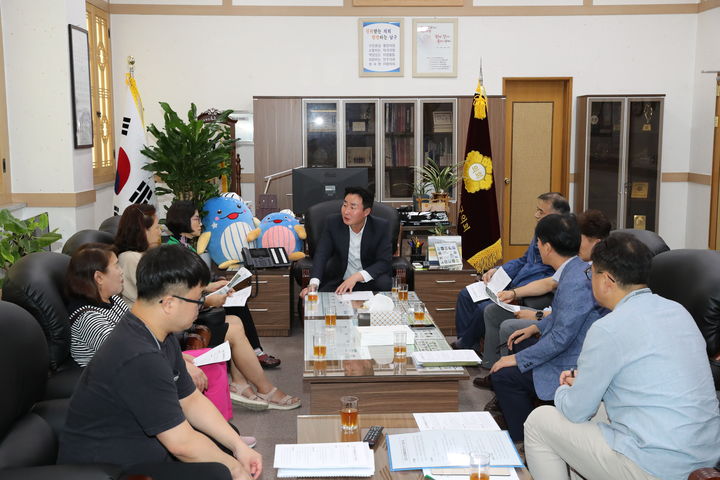 [울산=뉴시스]울산 남구의회 이정훈 의장이 25일 의장실에서 신정3동 상습침수구역 주민들과 간담회를 갖고 있다. (사진=울산 남구의회 제공) 2023.09.25. photo@newsis.com *재판매 및 DB 금지