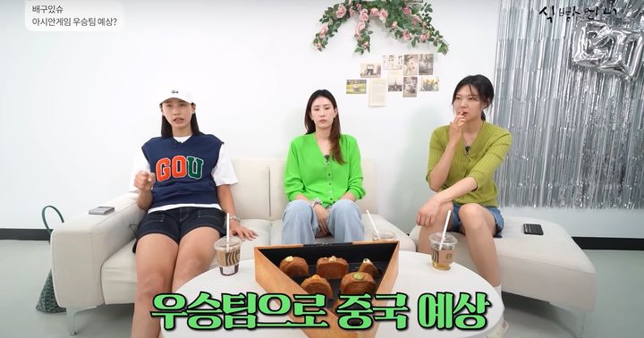 [서울=뉴시스]유튜브 채널 '식빵언니 김연경 Bread Unnie'는 전날 '식빵언니한테 해설 조언하면 생기는 일'이라는 제목의 영상을 올렸다. (사진=식빵언니 김연경 채널 영상 캡처) 2023.09.25. photo@newsis.com *재판매 및 DB 금지