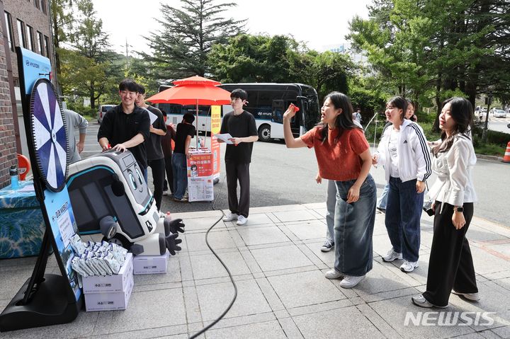 [전주=뉴시스]윤난슬 기자 = 현대자동차 전주공장은 25일부터 27일까지 3일간 열리는 전주대학교 축제에 모바일오피스와 수소라면 1000개를 지원한다고 밝혔다.(사진=현대차 전주공장 제공) 