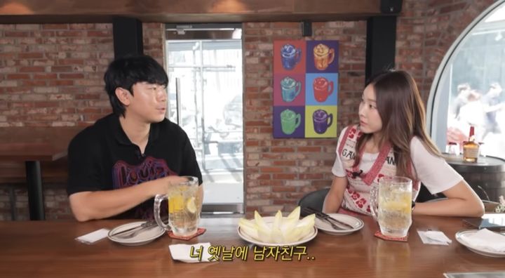 [서울=뉴시스] 지난 23일 유튜브 채널 '한혜진'에는 '"구남친은.." 이시언 폭로에 결국 멱살 잡는 한혜진'이라는 제목의 영상이 올라왔다. (사진=유튜브 채널 '한혜진' 캡처) 2023.09.25. photo@newsis.com *재판매 및 DB 금지