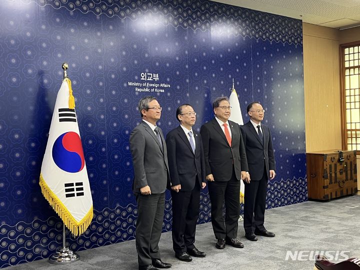 [서울=뉴시스]박진 외교부 장관이 25일 한일중 고위급회의(SOM)에 앞서 우리나라와 일본·중국 고위급회의 대표들을 접견했다. 2023.09.25. westjin@newsis.com.