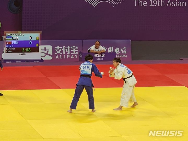 [항저우=뉴시스]김주희 기자 = 북한 문성희가 25일 중국 저장성 항저우 샤오산 린푸 체육관에서 벌어진 2022 항저우 아시안게임 유도 여자 70㎏급 준결승에서 굴노자 마트니야조바(우즈베키스탄)를 제치고 결승에 진출했다. 2023.09.25.