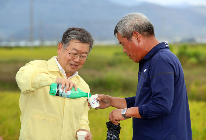 [밀양=뉴시스] 안지율 기자 = 박일호 경남 밀양시장이 25일 하남읍 백산리에 있는 한 조생종 벼 수확 영농현장을 방문해 농민들을 격려하고 있다. (사진=밀양시 제공) 2023.09.25. photo@newsis.com *재판매 및 DB 금지