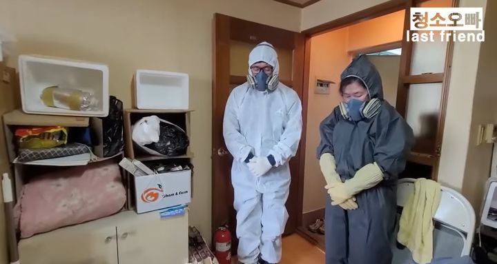 [서울=뉴시스]유튜브 채널 '청소오빠'는 지난해 9월28일 '적어도 배고픈 사람이 없는 세상이 왔으면 좋겠습니다. 실제 고독사 특수청소 현장입니다'라는 제목의 영상을 올렸다. (사진=청소오빠 채널 영상 캡처) 2023.09.30. photo@newsis.com *재판매 및 DB 금지