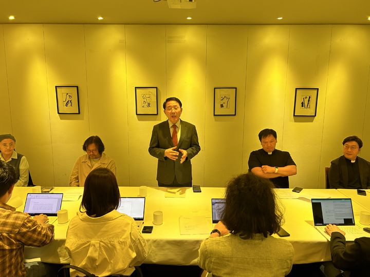 [서울=뉴시스] 25일 서울 광화문에서 열린 제5회 에큐메니칼 문화예술제 기자간담회에서 개최 취지에 대해 설명하고 있는 김종생 한국그리스도교신앙과직제협의회 공동의장(가운데) (사진=&nbsp; 한국기독교교회협의회 제공) 2023.09.25. photo@newsis.com&nbsp; *재판매 및 DB 금지