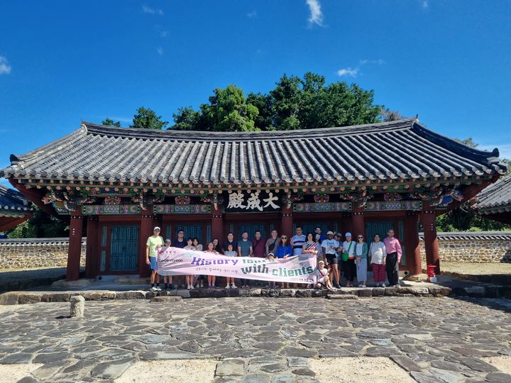 [거제=뉴시스] 신정철 기자= 거제시는 지난 23~24일 양일간 삼성중공업과 한화오션 양대 조선소 외국인 선주사를 위한 ‘거제역사 투어’를 실시했다. 사진은 거제현 관아를 투어하고 기념사진을 촬영하고 있다.(사진=거제사 제공).2023.09.25. photo@newsis.com *재판매 및 DB 금지