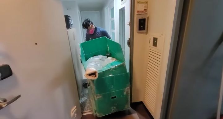 [서울=뉴시스]유튜버 '청소오빠'는 지난해 3월10일 '월 1000만원 버는 특별한 직업이 있다 특수청소부가 전하는 고독사 이야기'라는 제목의 영상을 게재했다. (사진=청소오빠 유튜브 채널 영상 캡처) 2023.09.30. photo@newsis.com *재판매 및 DB 금지