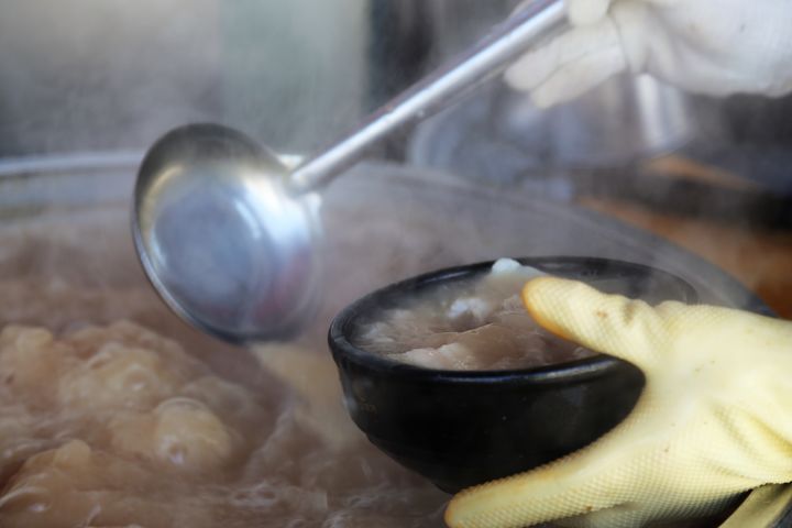 뚝배기에 담긴 수육과 밥에 육수를 넣었다 빼는 돼지국밥 ‘토렴’소리는 가던 발길을 멈추게 한다. 길지혜 작가 (사진=한국관광공사 제공) photo@newsis.com *재판매 및 DB 금지