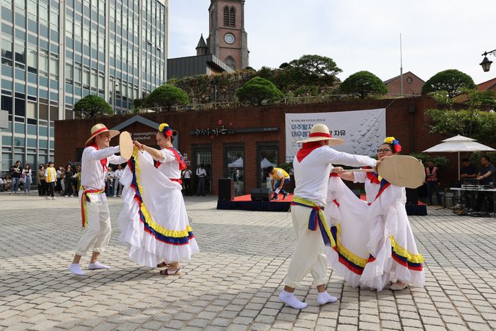 [서울=뉴시스] 24일 명동대성당에서 열린 제109차 세계 이주민과 난민의 날 행사에서 공연하는 남미 공동체 이주민들 (사진=천주교서울대교구 제공) 2023.09.25. photo@newsis.com. *재판매 및 DB 금지