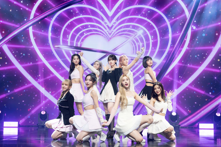 [서울=뉴시스] 걸그룹 '케플러'가 25일 서울 광진구 예스24라이브홀에서 열린 다섯 번째 미니앨범 '매직 아워' 쇼케이스에서 무대를 펼치고 있다. (사진=웨이크원, 스윙엔터테인먼트 제공) 2023.09.25. photo@newsis.com *재판매 및 DB 금지