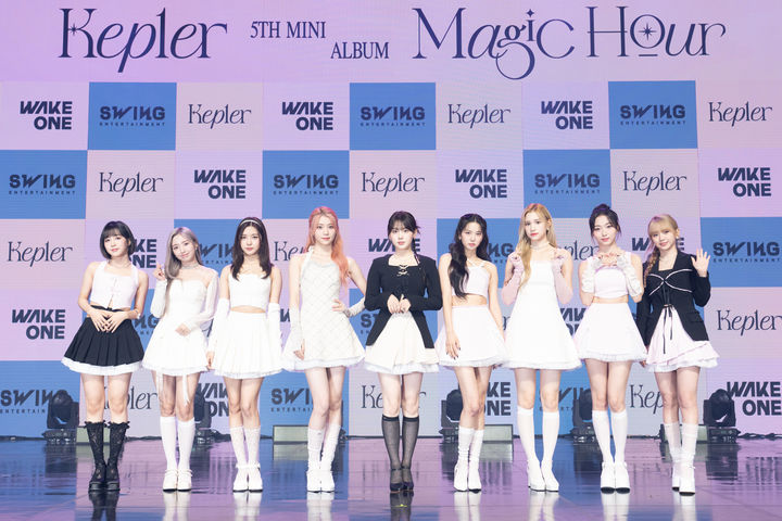 [서울=뉴시스] 걸그룹 '케플러'가 25일 서울 광진구 예스24라이브홀에서 열린 다섯 번째 미니앨범 '매직 아워' 쇼케이스에서 포즈를 취하고 있다. (사진=웨이크원, 스윙엔터테인먼트 제공) 2023.09.25. photo@newsis.com *재판매 및 DB 금지