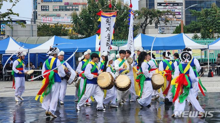 [인천=뉴시스] 제27회 부평풍물대축제 '부평에 있다! 풍물을 잇다!' (사진=인천 부평구 제공)