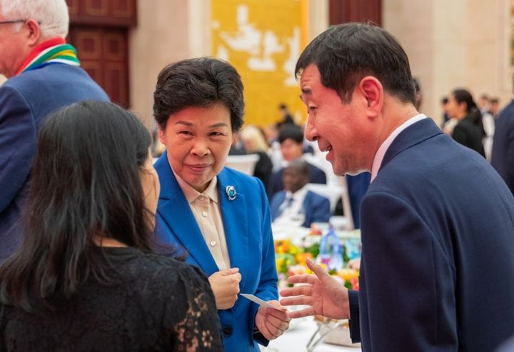 [증평=뉴시스] 강신욱 기자 = 이재영(오른쪽) 충북 증평군수가 지난 24일 중국 산둥성 지난시에서 열린 국제우호도시포럼 전야행사에 참석해 산둥성 거후이쥔 정치협상회의 주석을 만나 대화를 나누고 있다. (사진=증평군 제공) 2023.09.25. photo@newsis.com *재판매 및 DB 금지