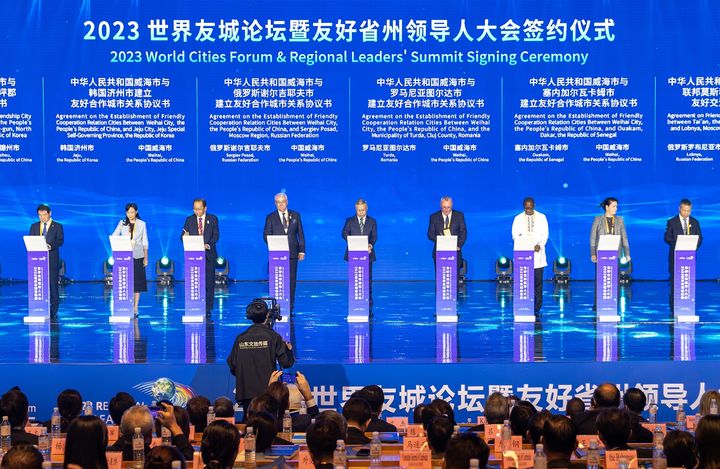 [증평=뉴시스] 강신욱 기자 = 이재영(왼쪽 첫 번째) 충북 증평군수가 지난 24일 중국 산둥성 지난시에서 열린 국제우호도시포럼 전야행사에 참석하고 있다. (사진=증평군 제공) 2023.09.25. photo@newsis.com *재판매 및 DB 금지