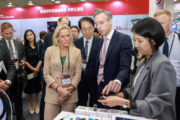 [서울=뉴시스] 노보 노디스크제약 사샤 세미엔추크 사장(가운데)이 덴마크 메테 키르케고르 고령부 장관(왼쪽)에게 말리아 스마트 센서 기술에 대해 설명하고 있다. (사진=노보 노디스크제약 제공) 2023.09.25. photo@newsis.com *재판매 및 DB 금지