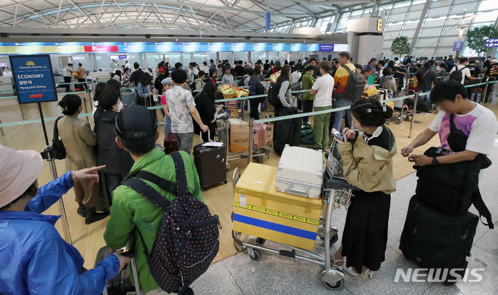 [인천공항=뉴시스] 조성우 기자 = 추석 연휴를 3일 앞둔 25일 오전 인천국제공항 제1여객터미널 출국장이 여행객 등으로 붐비고 있다. 2023.09.25. xconfind@newsis.com