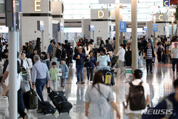 [인천공항=뉴시스] 조성우 기자 = 한 집에 모여 차례를 지내고, 덕담을 주고받는 등 추석 때 보이던 전통적 모습들이, MZ세대에게선 해외여행, 아르바이트, 호텔 뷔페 식사 등의 다양한 모습으로 변하고 있다. 사진은 추석 연휴를 사흘 앞둔 지난 25일 오전 인천국제공항 제1여객터미널 출국장이 여행객 등으로 붐비고 있는 모습. 2023.09.25. xconfind@newsis.com