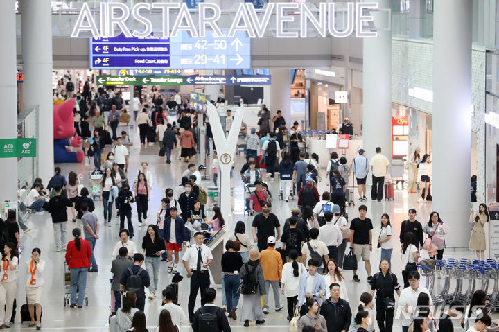 [인천공항=뉴시스] 조성우 기자 = 추석 연휴를 3일 앞둔 25일 오전 인천국제공항 제1여객터미널 면세구역이 여행객 등으로 붐비고 있다. 2023.09.25. xconfind@newsis.com