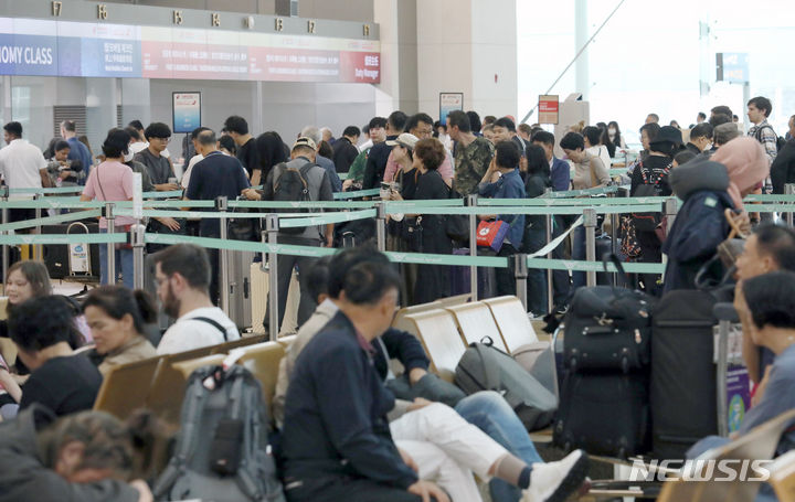 [인천공항=뉴시스] 조성우 기자 = 추석 연휴를 앞둔 지난 25일 오전 인천국제공항 제1여객터미널 출국장이 여행객 등으로 붐비고 있다. 2023.09.25. xconfind@newsis.com