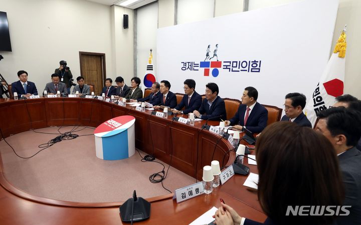 [서울=뉴시스] 조성봉 기자= 김기현 국민의힘 대표가 25일 오후 서울 여의도 국회에서 열린 최고위원회의에서 발언을 하고 있다. 2023.09.25. suncho21@newsis.com