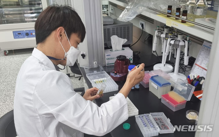 [나주=뉴시스] 전남농업기술원 내 농산물 안전분석실에서 연구원이 잔류농약 검사를 하고 있다. (사진=전남농기원 제공) 2023.09.25. photo@newsis.com *재판매 및 DB 금지