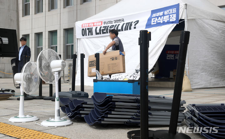 [서울=뉴시스] 추상철 기자 = 25일 오전 서울 여의도 국회 본관 앞에서 이재명 더불어민주당 대표가 단식을 했던 천막 철거작업이 진행되고 있다. 2023.09.25. scchoo@newsis.com