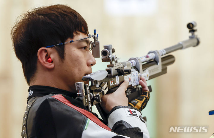 [항저우=뉴시스] 정병혁 기자 = 25일 중국 항저우 푸양 인후 스포츠센터에서 열린 2022 항저우 아시안게임 남자 10m 공기소총 개인 및 단체전 본선 경기, 김상도가 경기에 임하고 있다. 2023.09.25. jhope@newsis.com