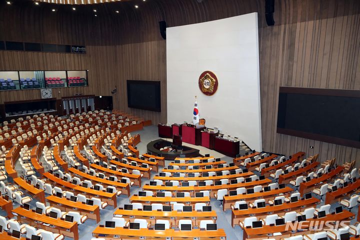 [서울=뉴시스] 조성봉 기자 = 지난달 25일 오전 서울 여의도 국회 본회의장이 텅 비어있다. 이재명 더불어민주당 대표 체포동의안 가결 여파로 이날 본회의 개의는 무산됐다. 2023.09.25.suncho21@newsis.com