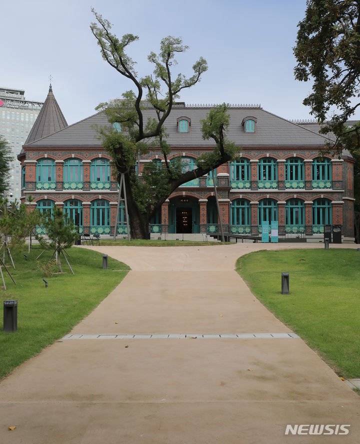 [서울=뉴시스] 김금보 기자 = 25일 100년 전 대한제국 외교의 중심공간이었던 덕수궁 돈덕전이 복원을 마치고 언론에 공개됐다. 사진은 이날 오전 서울 중구 덕수궁 돈덕전 정면부. 덕수궁 돈덕전은 고종 즉위 40주년 칭경예식에 맞추어 황궁에 지은 서양식 영빈관으로, 1921년~1926년 훼철되는 역사를 겪었다. 2023.09.25. kgb@newsis.com