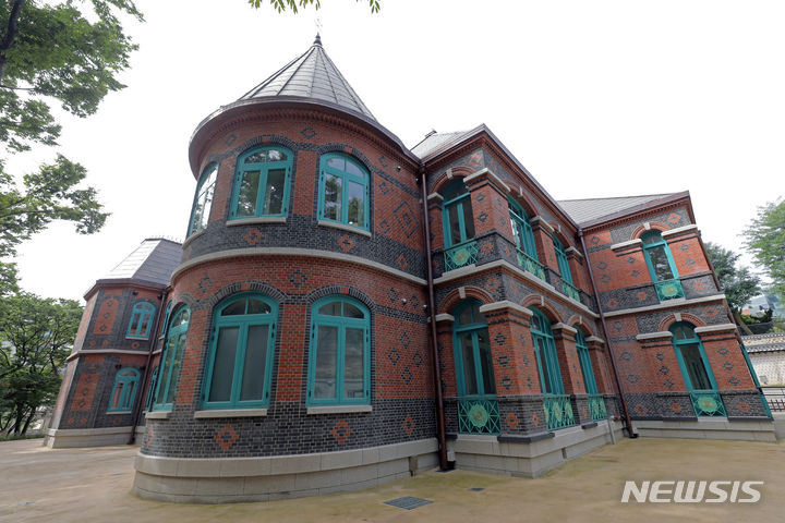 [서울=뉴시스] 김금보 기자 = 25일 100년 전 대한제국 외교의 중심공간이었던 덕수궁 돈덕전이 복원을 마치고 언론에 공개됐다. 사진은 이날 오전 서울 중구 덕수궁 돈덕전 북동편부. 덕수궁 돈덕전은 고종 즉위 40주년 칭경예식에 맞추어 황궁에 지은 서양식 영빈관으로, 1921년~1926년 훼철되는 역사를 겪었다. 2023.09.25. kgb@newsis.com