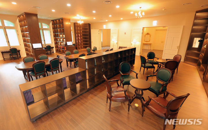 [서울=뉴시스] 김금보 기자 = 25일 100년 전 대한제국 외교의 중심공간이었던 덕수궁 돈덕전이 복원을 마치고 언론에 공개됐다. 사진은 이날 오전 서울 중구 덕수궁 돈덕전 2층 아카이브실(대한제국 자료실). 덕수궁 돈덕전은 고종 즉위 40주년 칭경예식에 맞추어 황궁에 지은 서양식 영빈관으로, 1921년~1926년 훼철되는 역사를 겪었다. 2023.09.25. kgb@newsis.com