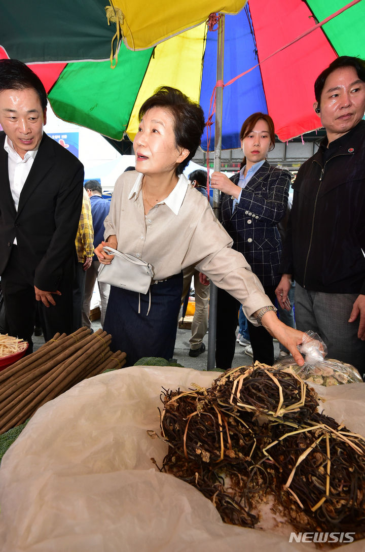 [대구=뉴시스] 이무열 기자 = 박근혜 전 대통령이 추석을 앞둔 25일 대구 달성군 현풍백년도깨비시장을 찾아 장을 보고 있다. 2023.09.25. lmy@newsis.com