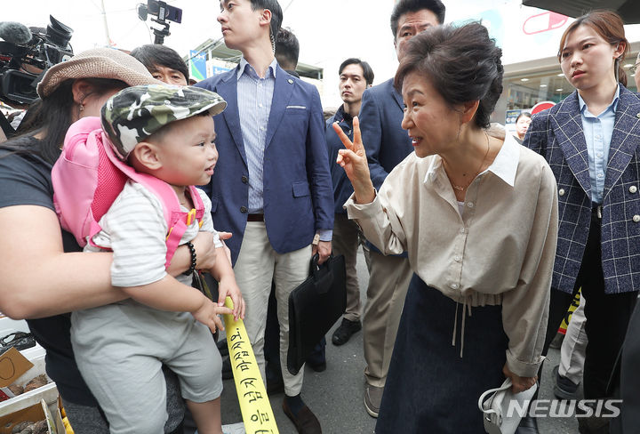 [대구=뉴시스] 이무열 기자 = 박근혜 전 대통령이 추석을 앞둔 25일 대구 달성군 현풍백년도깨비시장을 찾아 시민들과 인사하고 있다. 2023.09.25. lmy@newsis.com