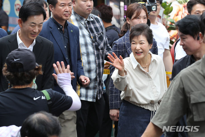 [대구=뉴시스] 이무열 기자 = 박근혜 전 대통령이 추석을 앞둔 25일 대구 달성군 현풍백년도깨비시장을 찾아 시민들에게 손을 흔들고 있다. 2023.09.25. lmy@newsis.com