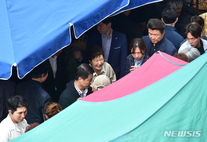 [대구=뉴시스] 이무열 기자 = 박근혜 전 대통령이 추석을 앞둔 25일 대구 달성군 현풍백년도깨비시장을 찾아 시민들과 인사하고 있다. 2023.09.25. lmy@newsis.com