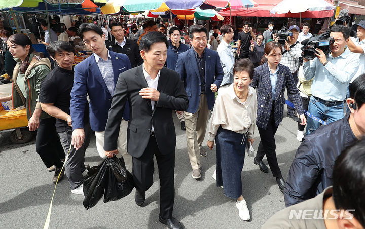 [대구=뉴시스] 이무열 기자 = 박근혜 전 대통령이 추석을 앞둔 25일 대구 달성군 현풍백년도깨비시장을 찾아 장을 보고 있다. 2023.09.25. lmy@newsis.com