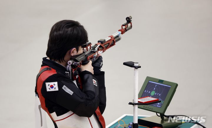 [항저우=뉴시스] 정병혁 기자 = 25일 중국 항저우 푸양 인후 스포츠센터에서 열린 2022 항저우 아시안게임 남자 10m 공기소총 개인 결선 경기, 박하준이 사격을 하고 있다. 2023.09.25. jhope@newsis.com