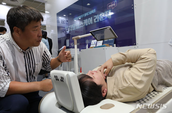 [서울=뉴시스] 최진석 기자 = 25일 서울 강남구 코엑스에서 열린 대한민국 디지털 미래혁신대전 2023에서 관람객이 디지털헬스케어 라운지 체험을 하고 있다. 2023.09.25. myjs@newsis.com