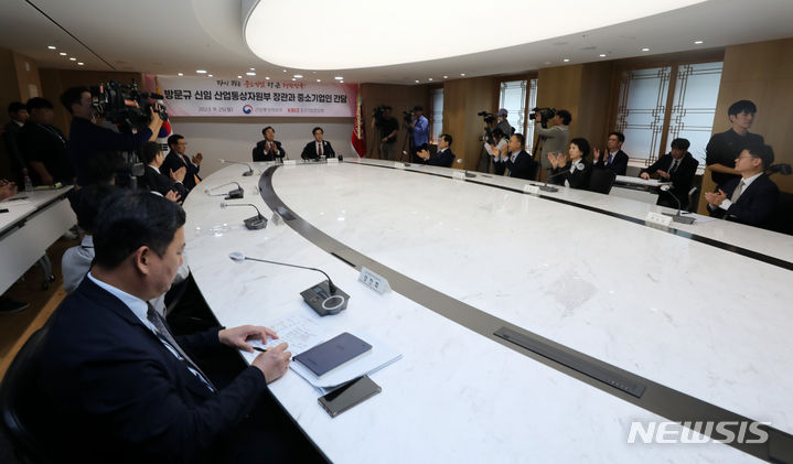 [서울=뉴시스] 김명년 기자 = 방문규 신임 산업통상자원부 장관이 25일 서울 영등포구 중소기업중앙회에서 열린 '중소기업인 간담회에서 발언하고 있다. 2023.09.25. kmn@newsis.com