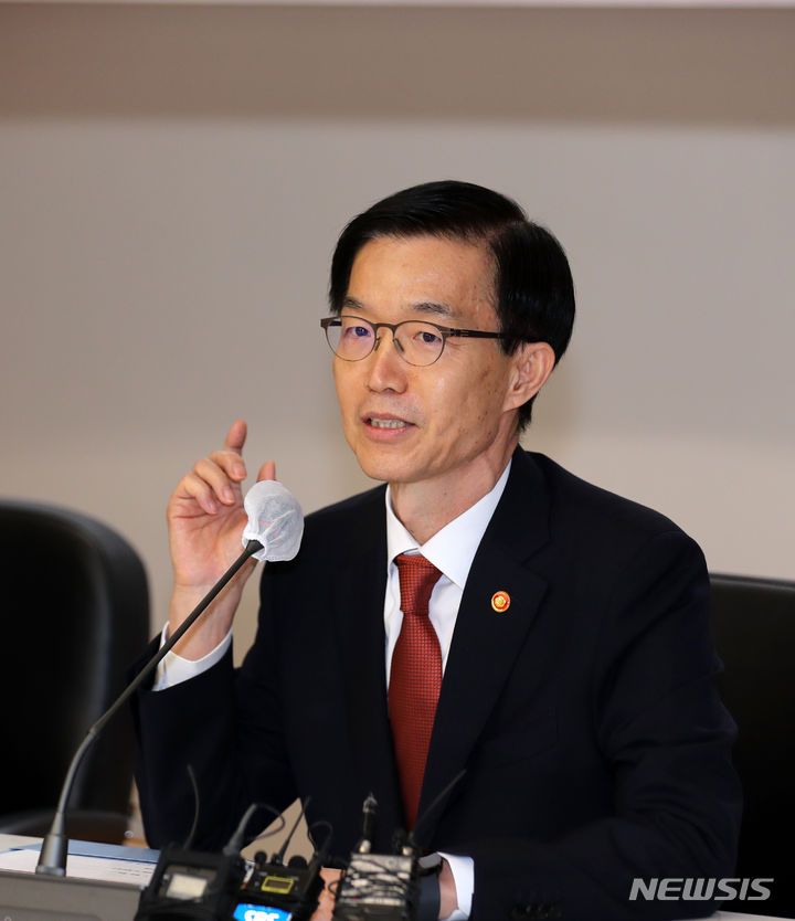 [서울=뉴시스] 김명년 기자 = 방문규 신임 산업통상자원부 장관이 25일 서울 영등포구 중소기업중앙회에서 열린 '중소기업인 간담회에서 발언하고 있다. 2023.09.25. kmn@newsis.com