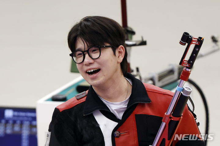 [항저우=뉴시스] 정병혁 기자 = 25일 중국 항저우 푸양 인후 스포츠센터에서 열린 2022 항저우 아시안게임 남자 10m 공기소총 개인 결선 경기에서 은메달을 확정지은 박하준이 기뻐하고 있다. 2023.09.25. jhope@newsis.com