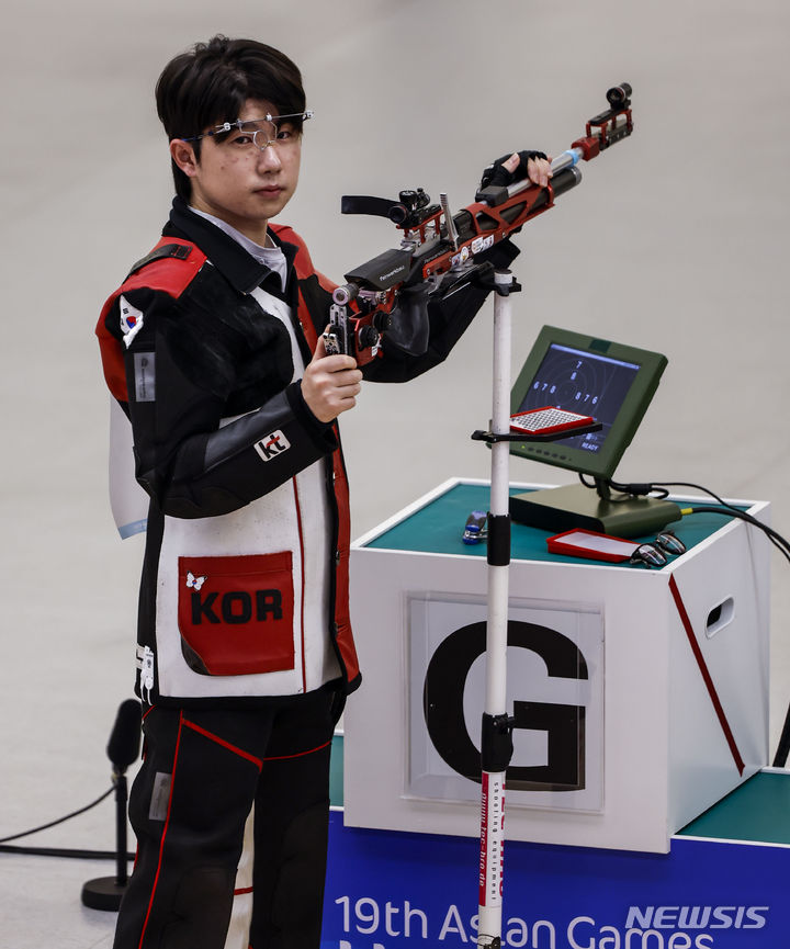 [항저우=뉴시스] 정병혁 기자 = 25일 중국 항저우 푸양 인후 스포츠센터에서 열린 2022 항저우 아시안게임 남자 10m 공기소총 개인 결선 경기, 박하준이 대기하고 있다. 2023.09.25. jhope@newsis.com
